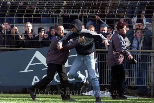 Eindhoven, 28 april 2001
Wedstrijd tussen EVV Eindhoven -FC Den Bosch, eindstand 2-2. Supporters FC Den bosch tijdens rellen
Hooligans met bivakmutsen