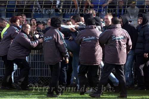 Eindhoven, 28 april 2001
Wedstrijd tussen EVV Eindhoven -FC Den Bosch, eindstand 2-2. Supporters FC Den bosch tijdens rellen
Hooligans met bivakmutsen