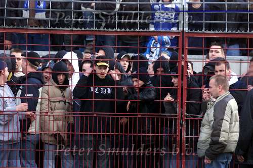 Eindhoven, 28 april 2001
Wedstrijd tussen EVV Eindhoven -FC Den Bosch, eindstand 2-2. Supporters FC Den bosch tijdens rellen
Hooligans met bivakmutsen