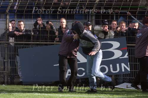 Eindhoven, 28 april 2001
Wedstrijd tussen EVV Eindhoven -FC Den Bosch, eindstand 2-2. Supporters FC Den bosch tijdens rellen
Hooligans met bivakmutsen