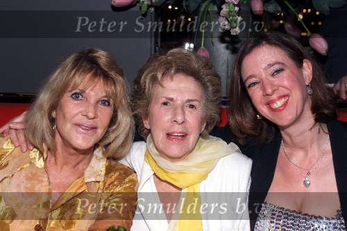 Amsterdam, 11 april 2001
Feest t.g.v. 60 jarige JOOP BRAAKHEKKE
Astrid Engels met Jetty Pearl en haar dochter
