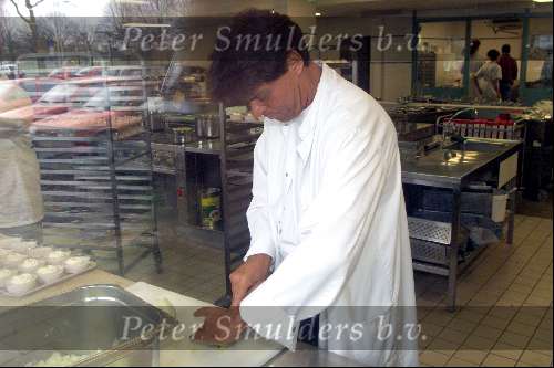 Amsterdam 15 april 2001
Menno Buch werkend in de keuken van het  Polakhuis.
Werkstraf