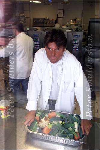 Amsterdam 15 april 2001
Menno Buch werkend in de keuken van het  Polakhuis.
Werkstraf