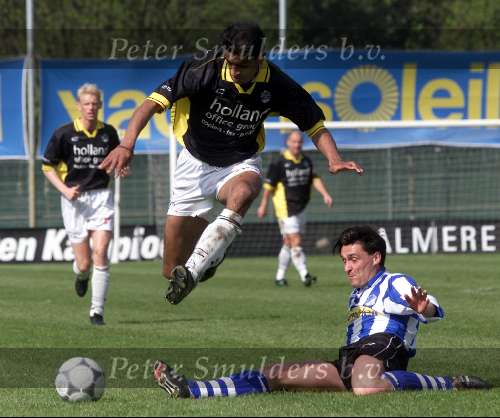 Eindhoven, 28 april 2001
Wedstrijd tussen EVV Eindhoven -FC Den Bosch, eindstand 2-2.
John Lapponder in duel Mourad Mghizrat