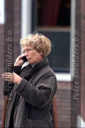 Monnickendam 19 april 2001
Ria Lubbers bellend met haar gsm.