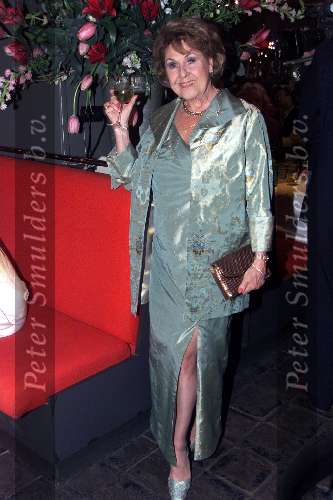 Amsterdam, 11 april 2001
Feest t.g.v. 60 jarige JOOP BRAAKHEKKE
Rita Reys met glas wijn