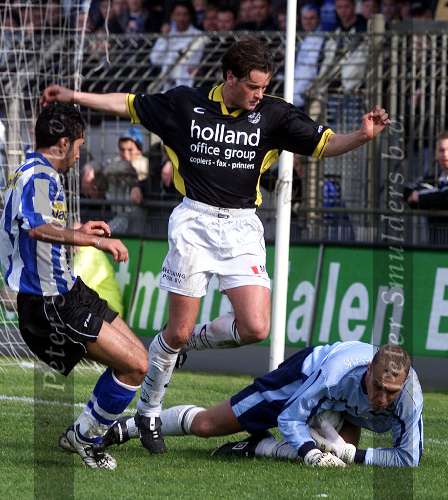 Eindhoven, 28 april 2001
Wedstrijd tussen EVV Eindhoven -FC Den Bosch, eindstand 2-2.
v.l.n.r.: Bouarfa Yahiaoui, Rob Wielaert en Michael Aerts