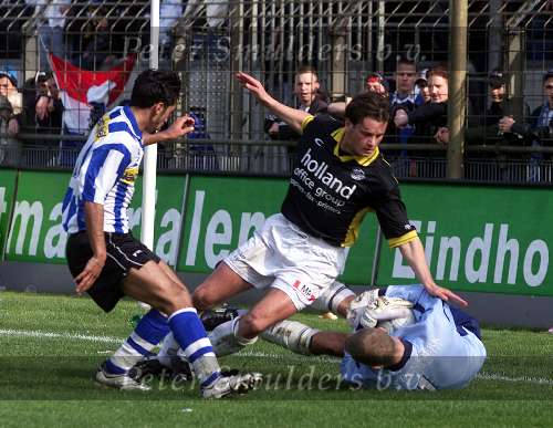 Eindhoven, 28 april 2001
Wedstrijd tussen EVV Eindhoven -FC Den Bosch, eindstand 2-2.
v.l.n.r.: Bouarfa Yahiaoui, Rob Wielaert en Michael Aerts