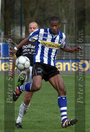 Eindhoven, 28 april 2001
Wedstrijd tussen EVV Eindhoven -FC Den Bosch, eindstand 2-2.
Stanley Macdonald in duel met Fred v d Hoorn