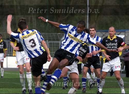 Eindhoven, 28 april 2001
Wedstrijd tussen EVV Eindhoven -FC Den Bosch, eindstand 2-2.
Stanley Macdonald in duel met Fred v d Hoorn