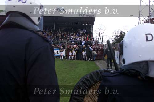 Eindhoven, 28 april 2001
Wedstrijd tussen EVV Eindhoven -FC Den Bosch, eindstand 2-2. Supporters FC Den bosch tijdens rellen
De ME houdt toezicht    Hooligans     Mobiele eenheid
