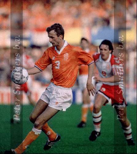 Adri van Tiggelen in Nederlands elftal tijdens de EK 1992 in Zweden