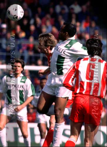 FC Groningen-PSV , eindstand 0-1
1993
Adri v tiggelen in duel met Hennie Meijer