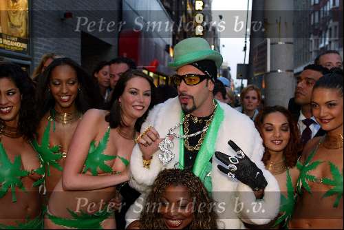 Amsterdam 23 april 2002
Premier Ali G in Pathe de Munt.
met sexy meiden