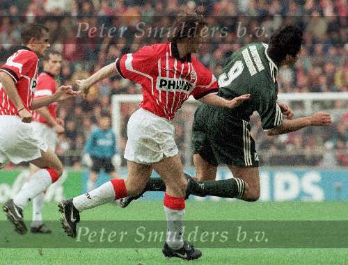 april 1998, PSV-Feyenoord
Cruz wordt onderuitgehaald door Boudewijn Zenden