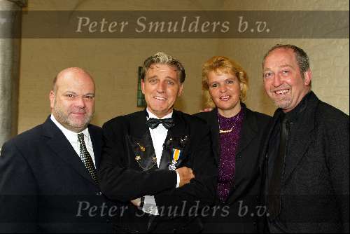 Dussen 26 april 2002
Jacques Herb  en zijn vrouw Dinie bij lintje
met de Durzakkers Willem v Schijndel en Clemens v Bragt