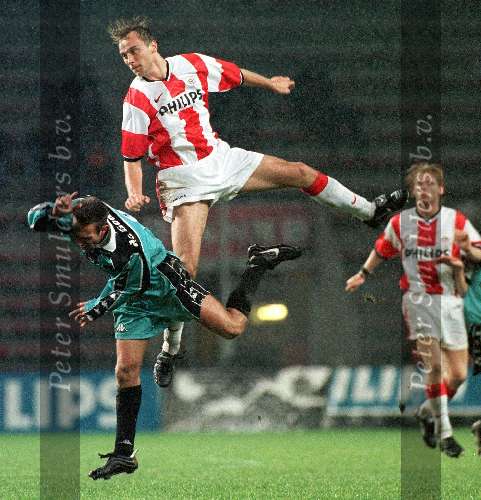 Eindhoven, 31 oktober 1998
PSV-Sparta, eindstand 4-0
Dmitri Khkhlov in duel met Yurtcan Kayis