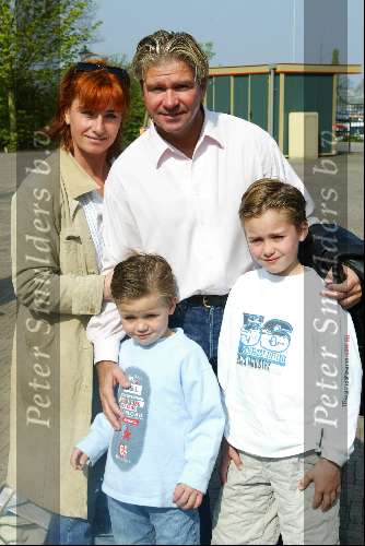 Kaatsheuvel 21 april 2002
50 jarig bestaan van de efteling en premiere show Hans Klok.
Dries Roelvink met gezin