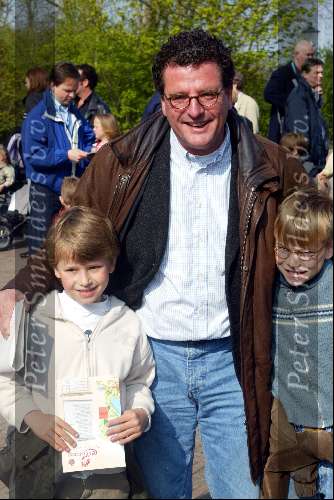 Kaatsheuvel 21 april 2002
50 jarig bestaan van de efteling en premiere show Hans Klok.
Edwin de Vries met zoontje