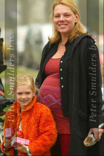 Hilversum 9 april 2002
Een zwangere Esther Duller met haar dochtertje.
