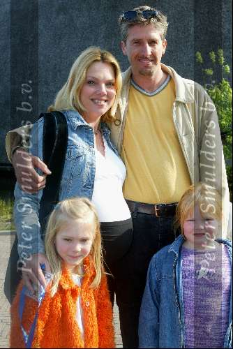 Kaatsheuvel 21 april 2002
50 jarig bestaan van de efteling en premiere show Hans Klok.
Esther Duller met gezin