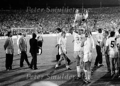 Stuttgart 25 mei 1988
Hans v Breukelen samen met Erik Gerets tonen de cup met de grote oren aan hun supporters nadat ze Benfica hebben verslagen d.m.v. strafschoppen.