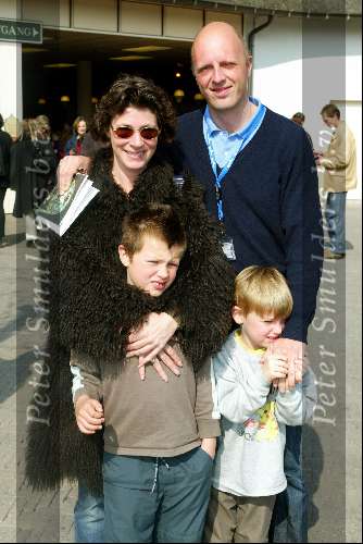 Kaatsheuvel 21 april 2002
50 jarig bestaan van de efteling en premiere show Hans Klok.
Haye v d Heyden met gezin
