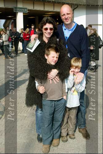 Kaatsheuvel 21 april 2002
50 jarig bestaan van de efteling en premiere show Hans Klok.
Haye v d Heyden met gezin