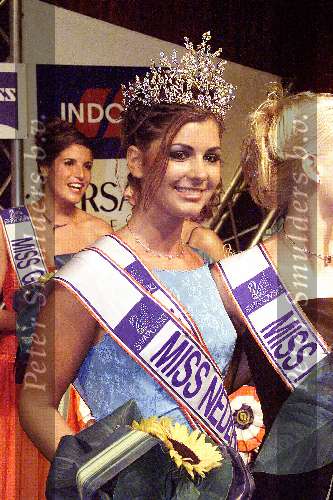 Gemert 12 Oktober 2001 De nieuwe Miss Nederland 2001 Irena Pantelic op het podium van de Time Out te Gemert