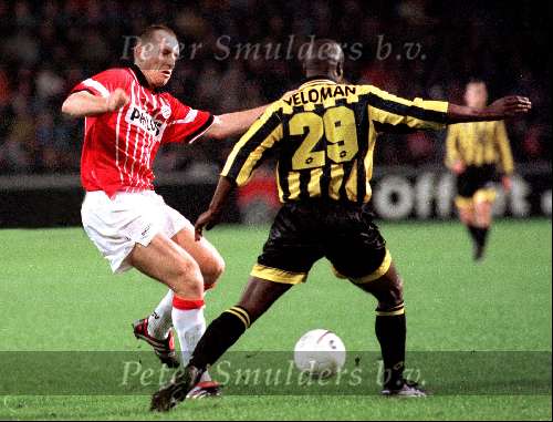 Eindhoven 16 Mei 1998 PSV-Vitesse
Jaap Stam in duel met John Veldman