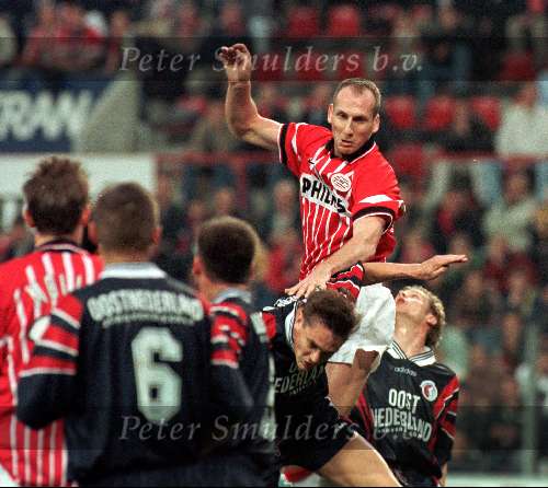 Eindhoven 2 April 1998 PSV-FC Twente
Jaap Stam in duel met Johnny Bosman