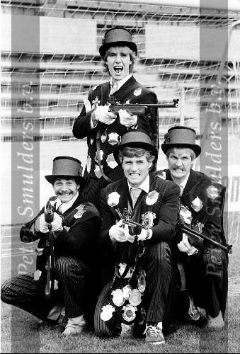 Eindhoven 1986 Vier skandinavische voetballers in het gilde pak v.l.n.r. : Kenneth Brylle - Glenn Hyssen-Jan Heintze en Hallvar Thoresen


k