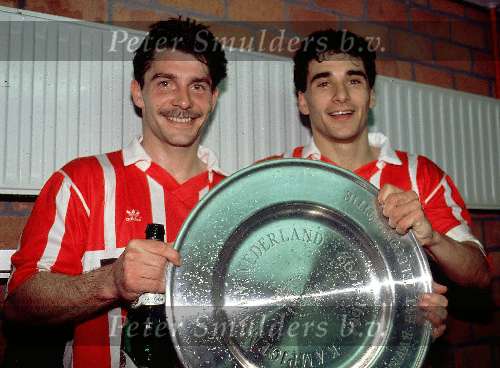 Gerald Vanenburg samen met Jan Heibtze met de kampioensbokaal seizoen 1991-1992