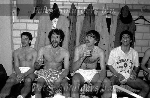 Stuttgart, 25 mei 1988
PSV wint de EC I Cup door na verlenging de strafschoppen beter te nemen dan Benfica
Feest in de kleedruimtes. v.l.n.r.: Jan Heintze, Erik Gerets, Ivan Nielsen en Gerald Vanenburg