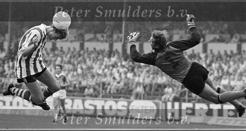 Brussel, 12 Augustus 1981
Beerschot-PSV ( Vr. duel )
Jan Poortvliet probeert Nico de Bree d.m.v. een kopbal te verslaan