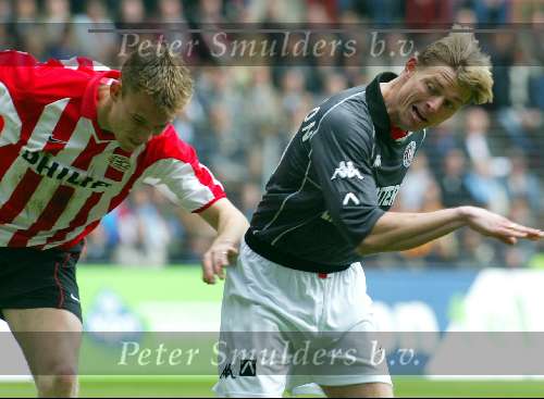 Eindhoven 15 maart 2002
PSV-Feyenoord
Jon Dahl Tomasson in duel met Kevin Hofland