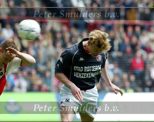 Eindhoven 15 maart 2002
PSV-Feyenoord
Jon Dahl Tomasson in duel met Kevin Hofland