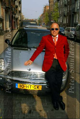 Amsterdam 11 april 2002
Opening restaurant Joop Braakhekke
Joop Braakhekke met zijn nieuwe Mini Cooper