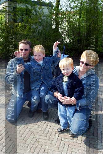 Kaatsheuvel 21 april 2002
50 jarig bestaan van de efteling en premiere show Hans Klok.
Joost Buitenweg met gezin