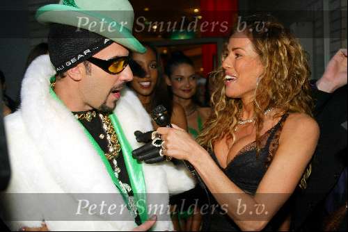 Amsterdam 23 april 2002
Premier Ali G in Pathe de Munt.
Ali Gen  en Jorinde Moll