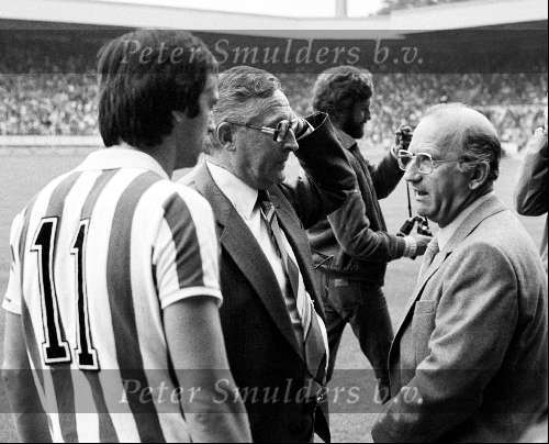 Eindhoven, 25 Augustus 1979
PSV-Feyenoord
Willy v d Kuylen in gesprek met trainer Kees Rijvers en manager Ben v Gelder