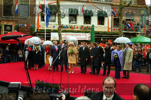 Meppel 30 april 2002
Koninginnedag 2002 Koningin Beatrix,Prins Willem Alexander,Prins Constantijn,Prins Friso,Prins Maurits, Prins Floris,Prins Pieter Christiaan, Maxima ,Prinses Laurentien,Prinses Margriet, Prinses Marilene en Pieter v Vollenhoven.
