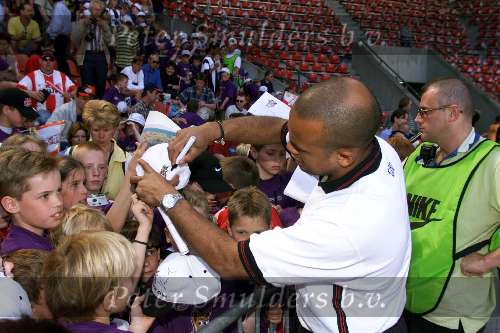 3 mei 1999
PSV eerste Junior Clubdag
Op de foto deelt Marciano Vink handtekeningen uit