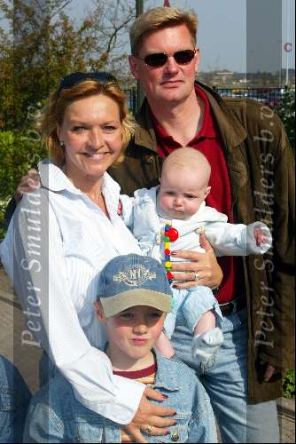 Kaatsheuvel 21 april 2002
50 jarig bestaan van de efteling en premiere show Hans Klok.
Mariska v Kolck met gezin