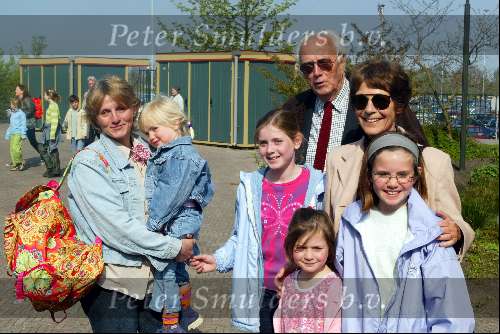 Kaatsheuvel 21 april 2002
50 jarig bestaan van de efteling en premiere show Hans Klok.
Mies Bouwman met kleinkinderen