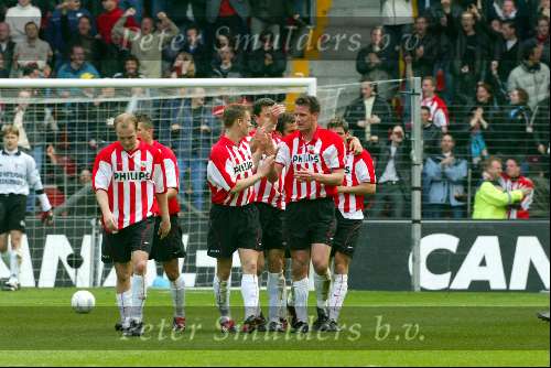 Eindhoven 15 maart 2002
PSV-Feyenoord
PSV blij
Jan Vennegoor of Hesselink Kasper bogelund Kevin Hofland
