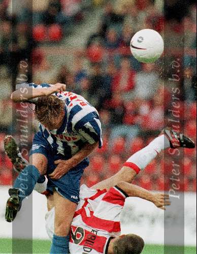 Eindhoven, 29 augustus 1998 PSV-SC Heerenveen, eindstand 1-2
Gilles de Bilde onderuit tegen Tieme Klompe
Spectaculair voetbal