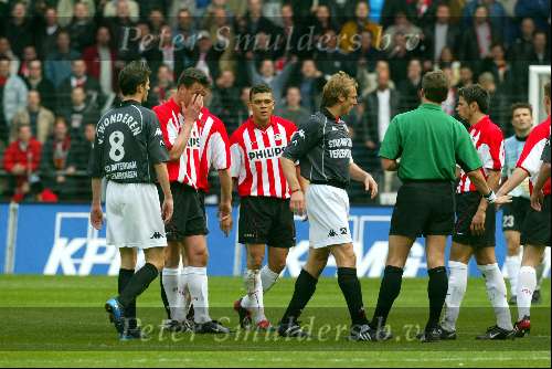 Eindhoven 14 april 2002
PSV-Feyenoord 2-0
Paul Bosvelt met scheidsrechter Eric Braamhaar