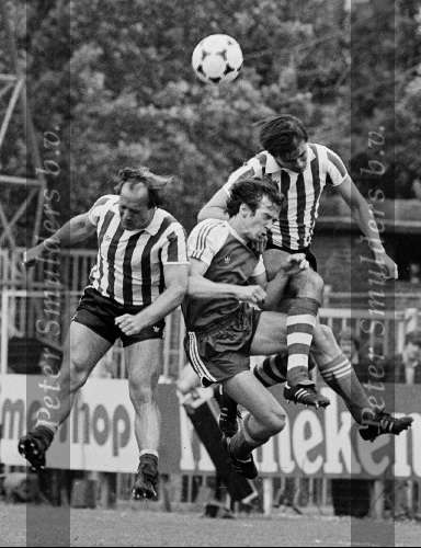 Rotterdam, 24 mei 1981
PSV-SPARTA, eindstand 3-0
Paul Postuma wordt belaagd door Dick Advocaat