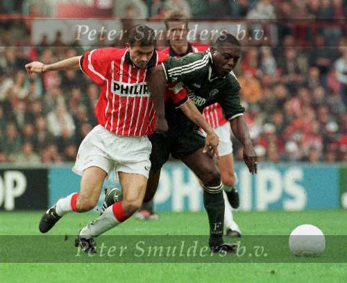 Eindhoven, 25-04-1998
PSV-Feyenoord
Phillip Cocu in duel met Ullrich van Gobbel